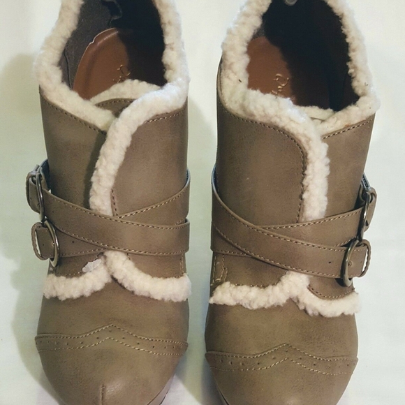 Dusky green fx suede sherpa trim platform heels - Picture 3 of 8